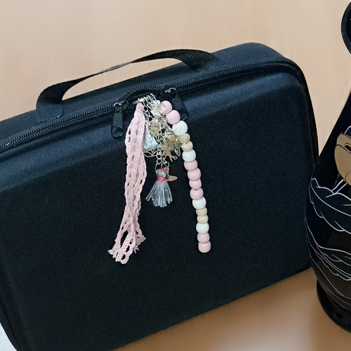 Bijou de sac rose et gris