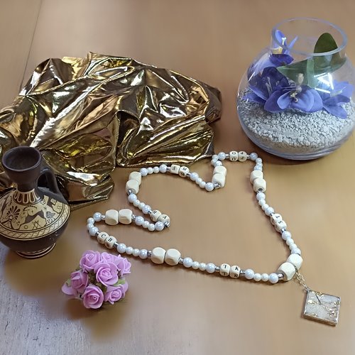 Collier bohème perles de bois et pendentif en résine