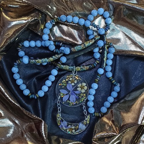 Collier bohème bleu et noir, fleurs violettes