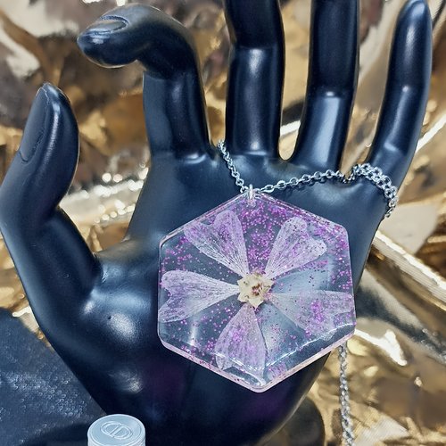 Collier hexagonal fleur violette