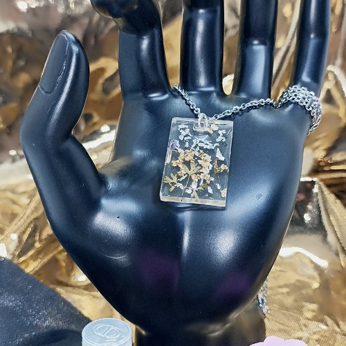 Collier rectangulaire fleurs