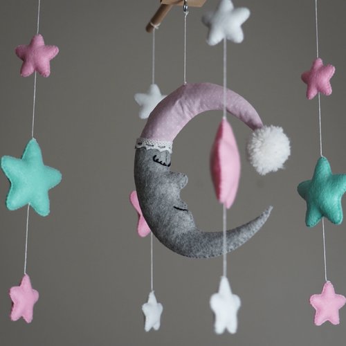Mobile bébé, lune, étoiles rose. décoration chambre bébé