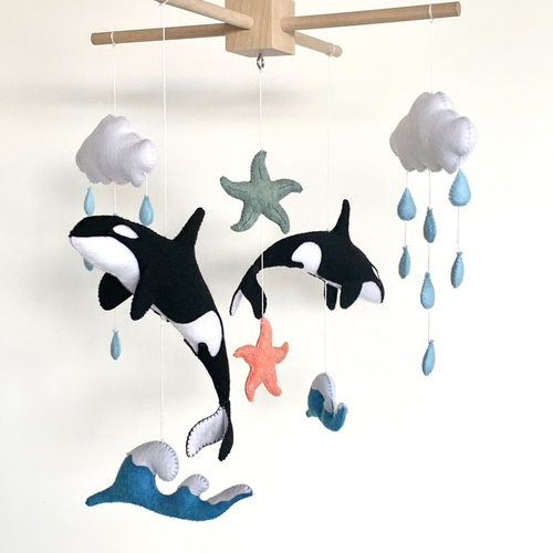 Mobile orques. décoration chambre bébé