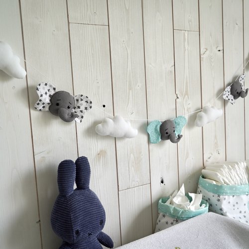 Guirlande éléphants et nuages, motifs trèfles et triangles. décoration chambre bébé
