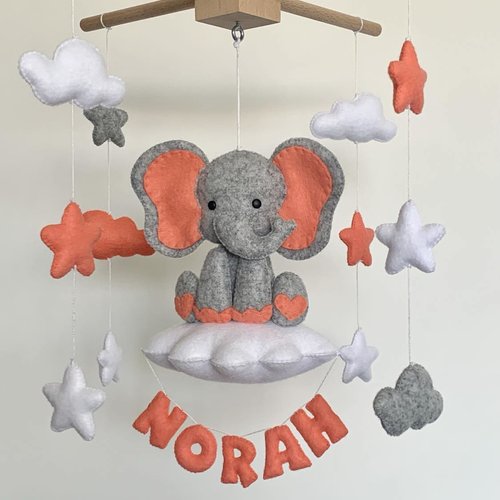 Mobile bébé, éléphant et prénom corail. décoration chambre bébé