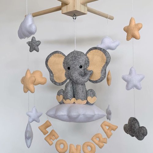 Mobile bébé, éléphant et prénom nude. décoration chambre bébé