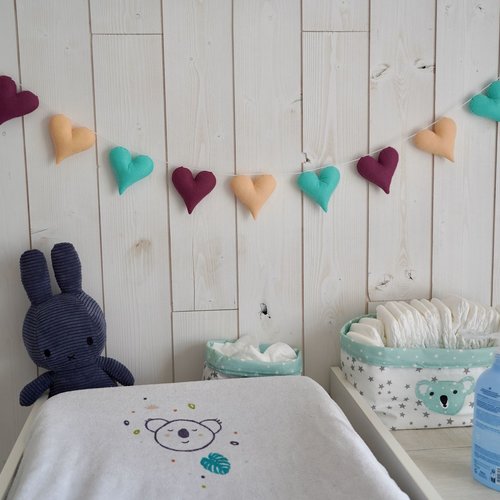 Guirlande de coeurs. décoration chambre bébé