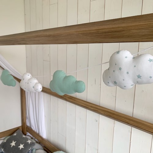 Guirlande de nuages. décoration chambre bébé. cadeau de naissance