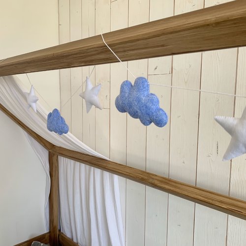 Guirlande nuages et étoiles. décoration chambre bébé. cadeau de naissance