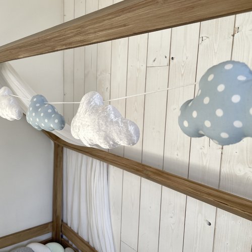 Guirlande de nuages. décoration chambre bébé. cadeau de naissance
