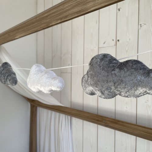 Guirlande de nuages. décoration chambre bébé. cadeau de naissance