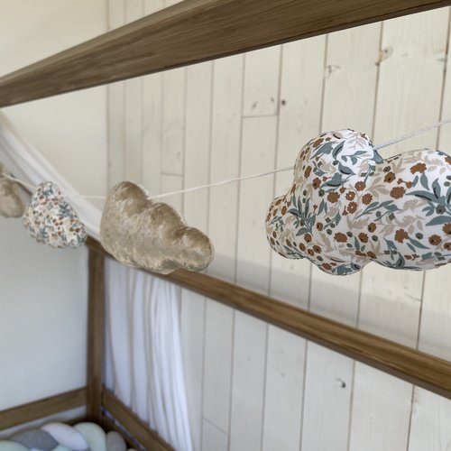 Guirlande de nuages. décoration chambre bébé. cadeau de naissance