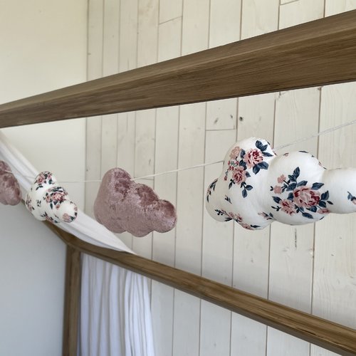 Guirlande de nuages. décoration chambre bébé. cadeau de naissance