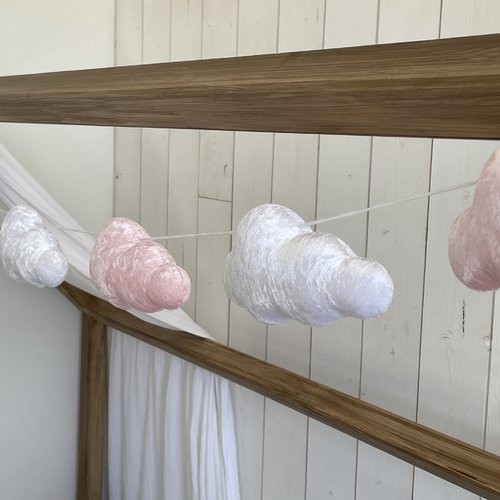 Guirlande de nuages. décoration chambre bébé. cadeau de naissance