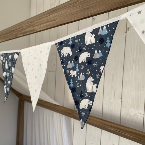 Guirlande de fanions. ours polaire. décoration chambre bébé