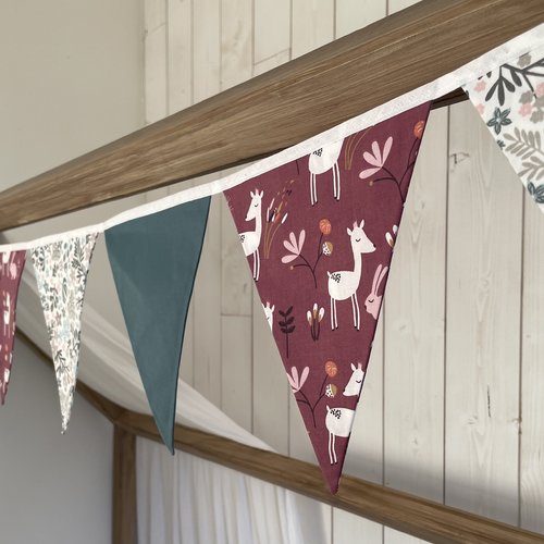 Guirlande de fanions. biches. cadeau de naissance