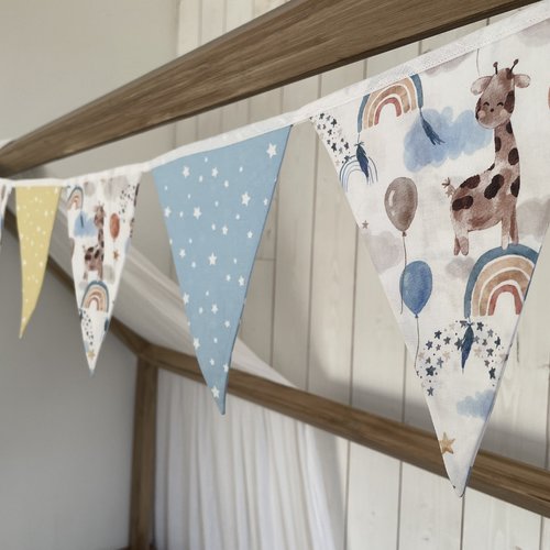 Guirlande de fanions. girafe. cadeau de naissance