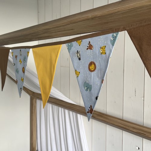 Guirlande de fanions. savane. décoration chambre bébé