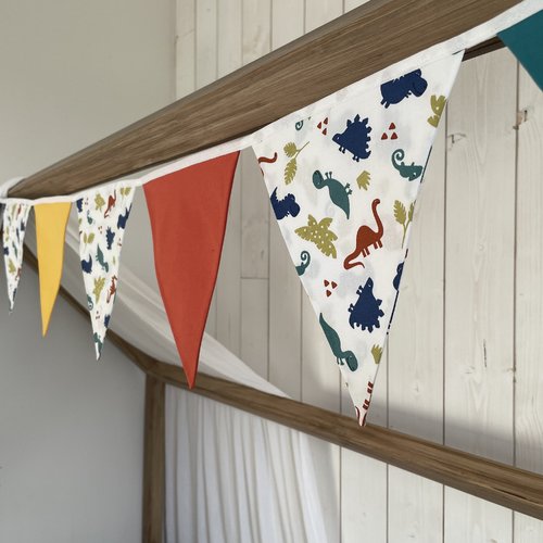 Guirlande de fanions. dinosaures. cadeau de naissance