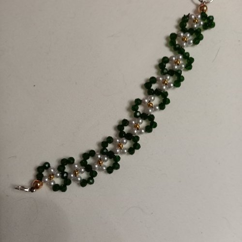 Bracelet avec des pierres à facettes et perles