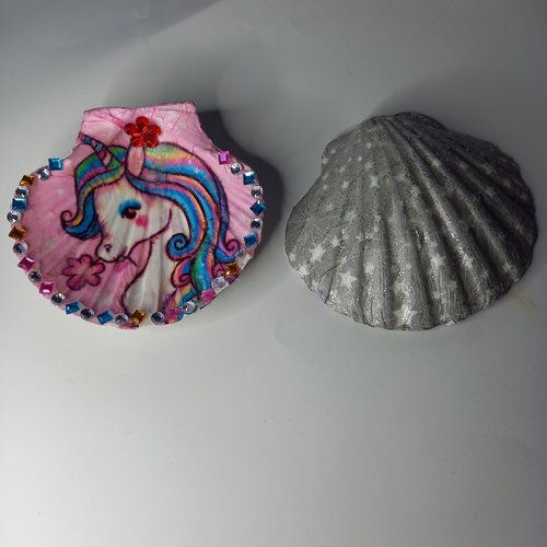 Coquille st jacques décorée à la main  motif licorne