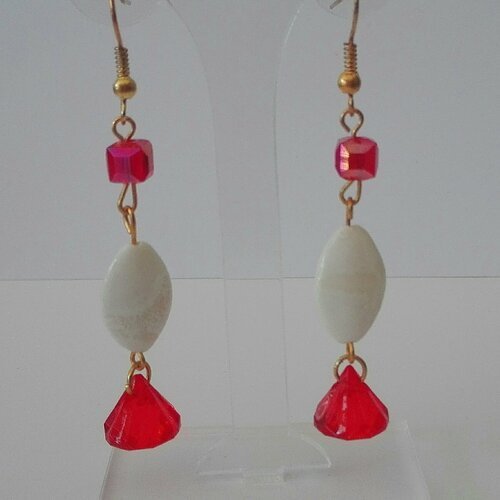 Boucles d'oreilles pendantes dorées- perles blanches &amp; rouges