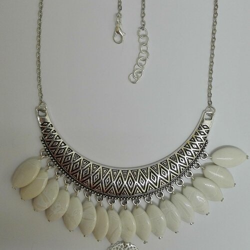 Collier argenté - perles blanches &amp; estampes argentées