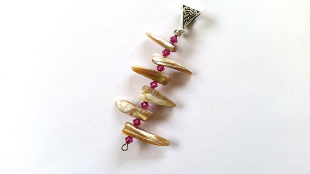 840 Pendentif Larmes Dents Nacre Taupe Beige Et Blanc Perles Toupies Framboise Style Romantique Boheme Retro Un Grand Marche