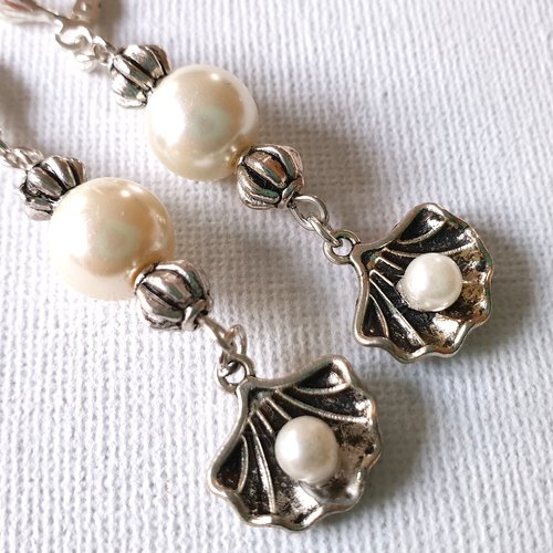 Boucles d'oreilles façon  "coquilles huîtres perlières", perles rondes verre blanc nacré, perles rondes métal argenté