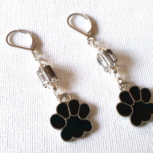 Boucles d'oreilles pattes de chien métal et émail noir, perles cubes verre transparent et noir