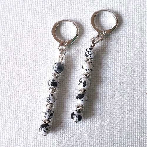 Boucles d'oreilles perles rondes verre blanc tacheté noir "dalmatien", perles métal argenté clouté