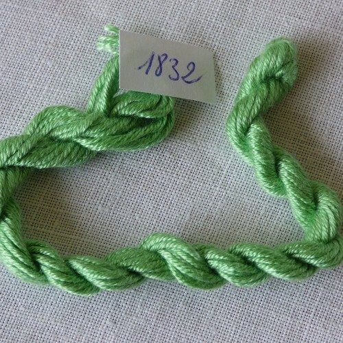 5 mètres de soie couleur vert ref 1832