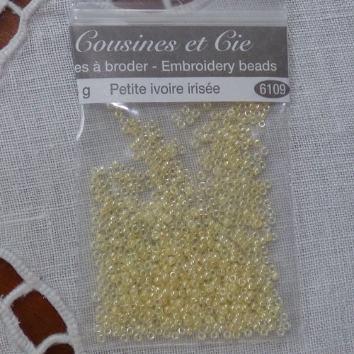 Perles à broder  cousines et compagnies col 6109 petite ivoire irisé