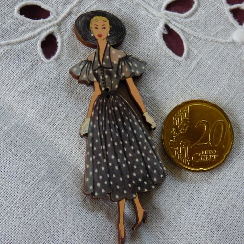 Bouton en bois dame à volants et pois