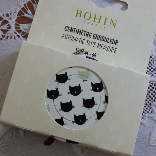 Bohin centimètre enrouleur tête de chat noir, vert