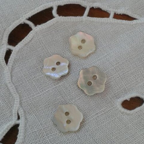 Lot de 4 boutons  en nacre fleur