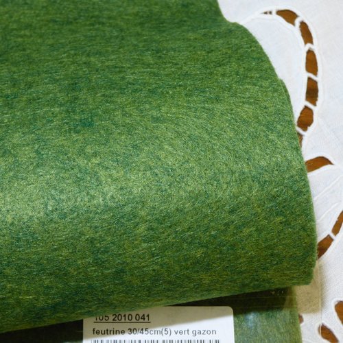 Feutrine cinnamon de couleur vert gazon  30cm*45cm ref 041