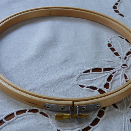 Tambour en bois  à broder diamètre 17cm