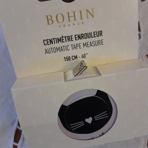 Bohin centimètre enrouleur tête chat noir fond rose