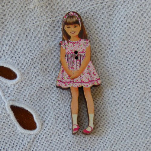 Bouton en bois fillette  robe rose- violet