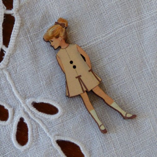 Bouton en bois fillette  robe beige