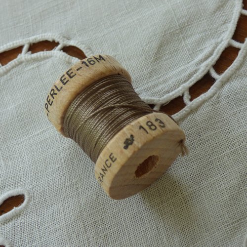 Bobine de 16 mètres de soie perlée n°183
