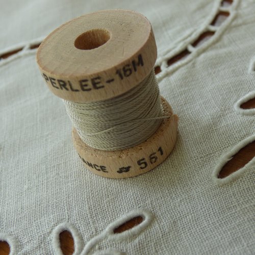 Bobine de 16 mètres de soie perlée n°561