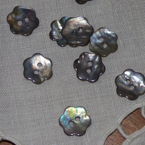 Lot de 4 boutons  en nacre fleur coloris gris