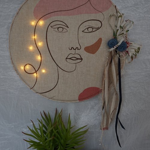 Décoration murale ronde lumineuse esprit bohême visage féminin