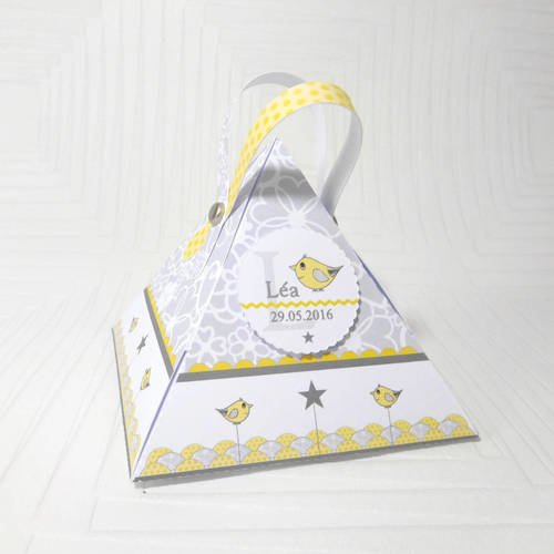 Boite à dragées forme triangle thème "petit oiseau": graphisme fleurs blanches sur fond gris et jaune