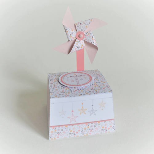 Boite à dragées petites fleurs et étoile origami, avec moulin à vent rose poudré