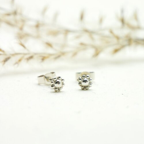 Petites boucles d'oreilles puces en argent 925 fleurs minimaliste