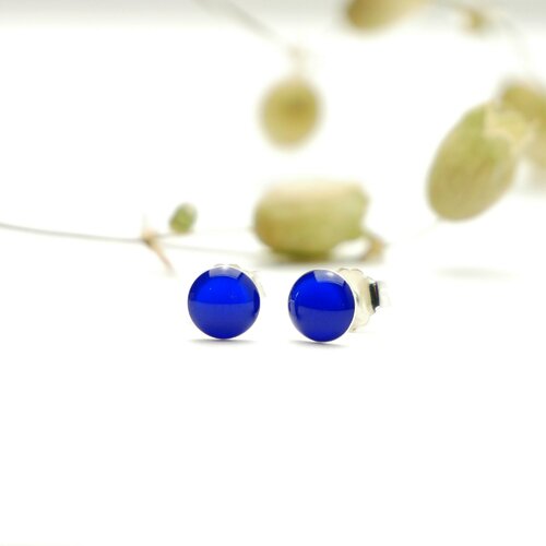 Boucles d'oreilles puces en argent 925/1000 et résine bleue electrique collection niji minimaliste