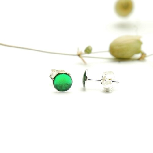 Boucles d'oreilles puces minimalistes en argent 925/1000 et résine vert émeraude